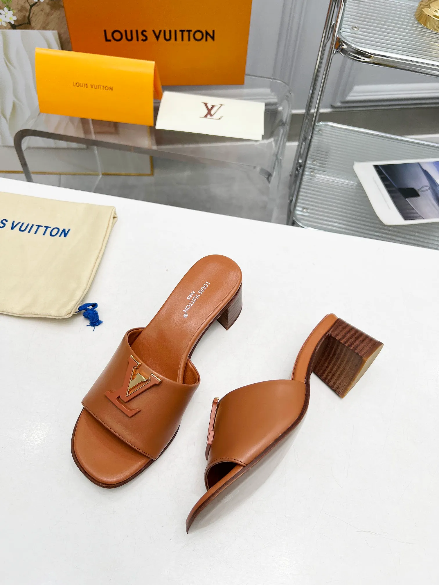 👟👟Ex-factory price 460👟👟Louis Vuitton/Louis Vuitton women's new sandals LV SUNSET COMFORT flat sandals are made of exquisite cowhide and sheepskin lining, the uppers show handicrafts, and are matched with genuine leather soles*@wearing experience. LV logo hardware buckle on upper, size 35-42